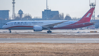 上海航空飞机停在机场跑道