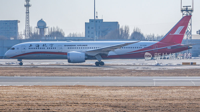 上海航空飞机停在机场跑道