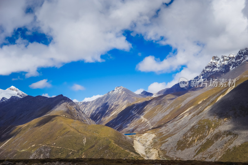 高山山脉山峰蓝天白云自然风景