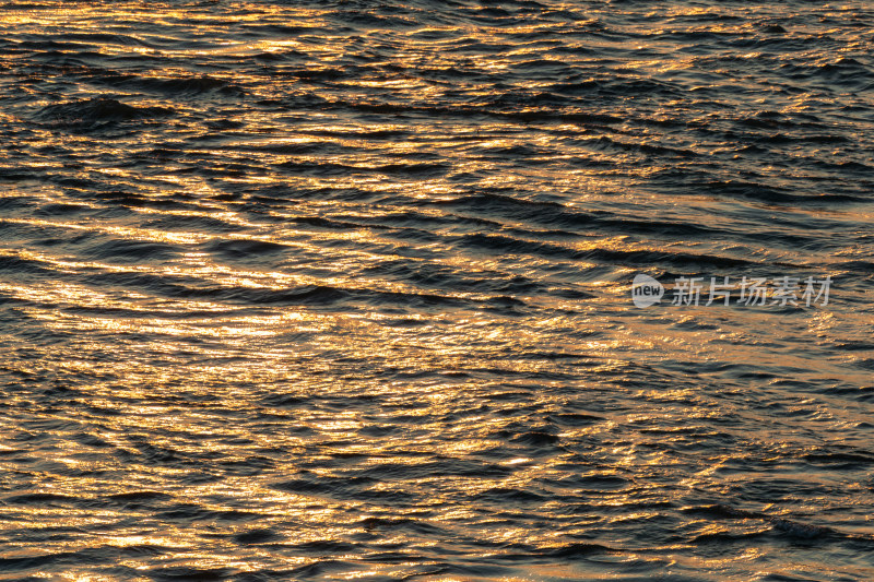 波光粼粼的水面金色夕阳余晖照耀