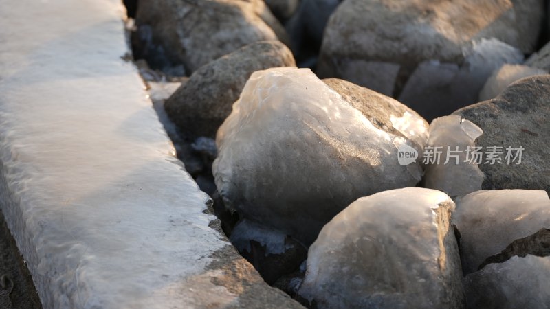 冬天冰雪覆盖的湖边石头