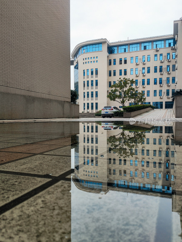 倒映建筑的积水地面特写