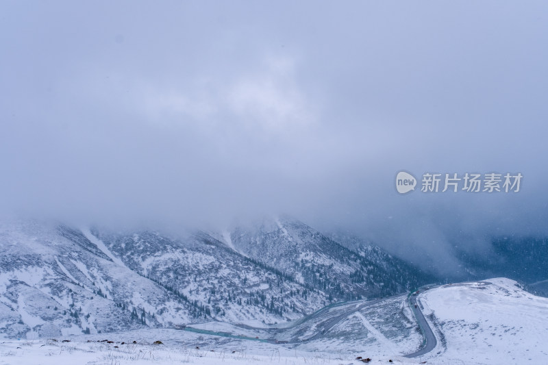 雪中的新疆218国道风光