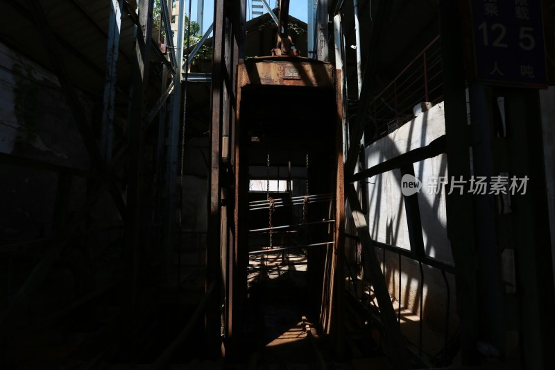 老旧工业建筑内的锈蚀电梯