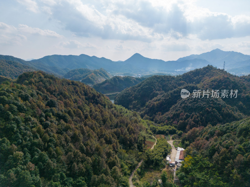 航拍蓝天白云下的青山河流村庄风光