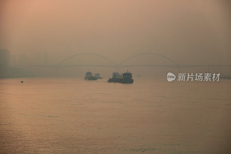 清晨的日出江面葛洲坝三峡通航管理水域