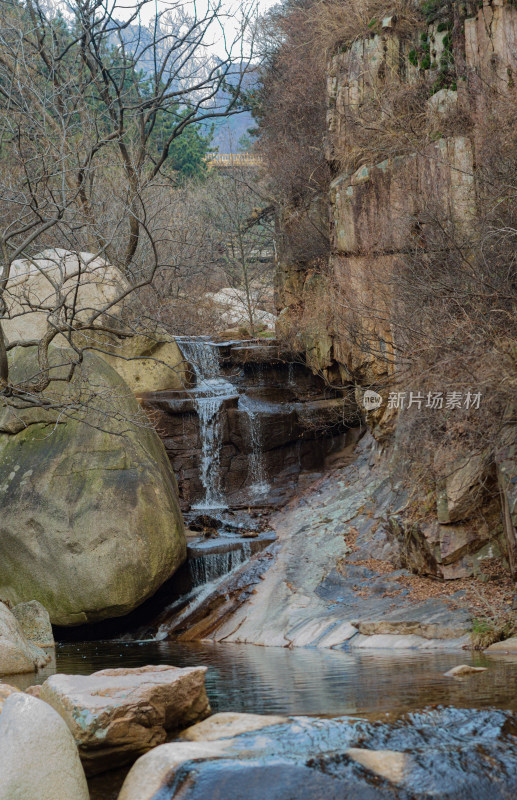 青岛崂山北九水景区，枯水期的瀑布