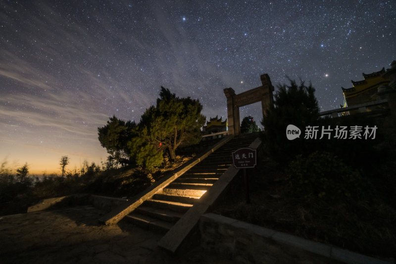 夜空中的天门阶梯，星空璀璨静谧深邃