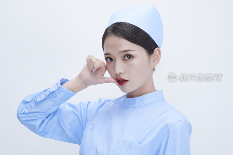 身穿蓝色护士服展示各种表情的漂亮女护士