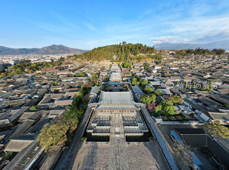 俯瞰丽江古城中的古建筑群