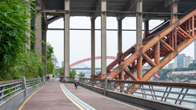 四川宜宾市三江路的江滩步道