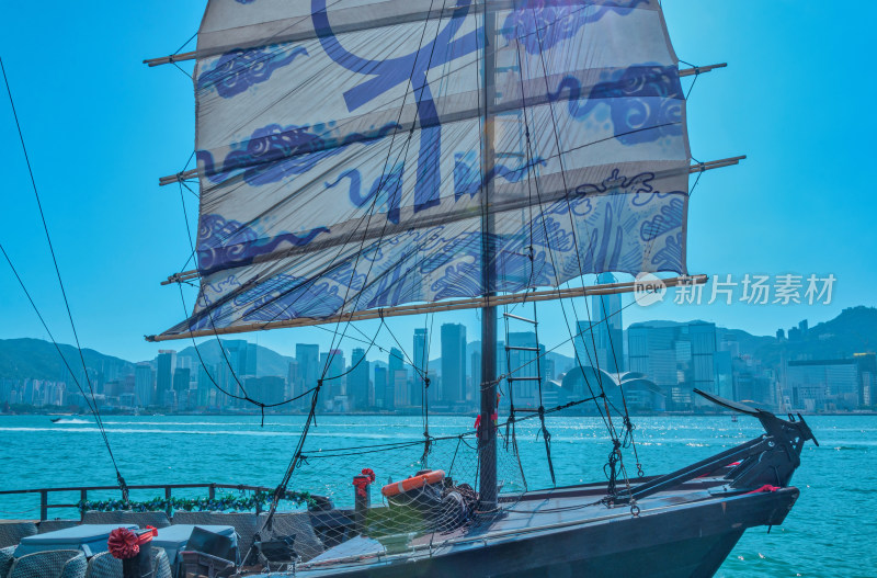 香港尖沙咀维多利亚港中式古代游船