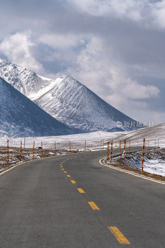 西藏山南雪山公路高原上的蜿蜒之路