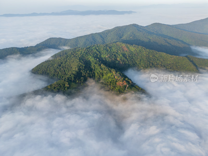 航拍云海之上的山峦