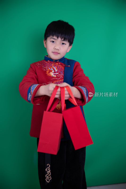 中国小男孩恭贺新年拜年红包绿幕抠像
