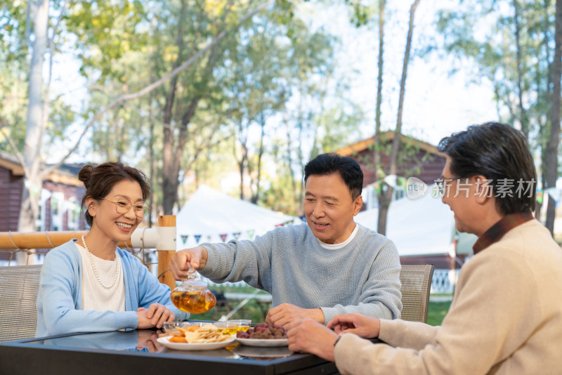 中老年人在露营地喝茶聊天