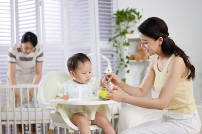 年轻妈妈喂宝宝吃饭