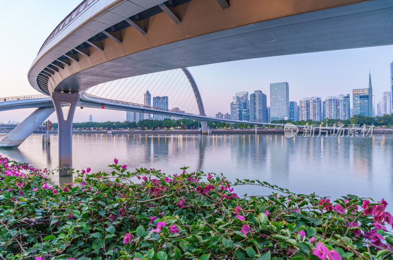 广州珠江海心桥与珠江新城高楼建筑黄昏景色