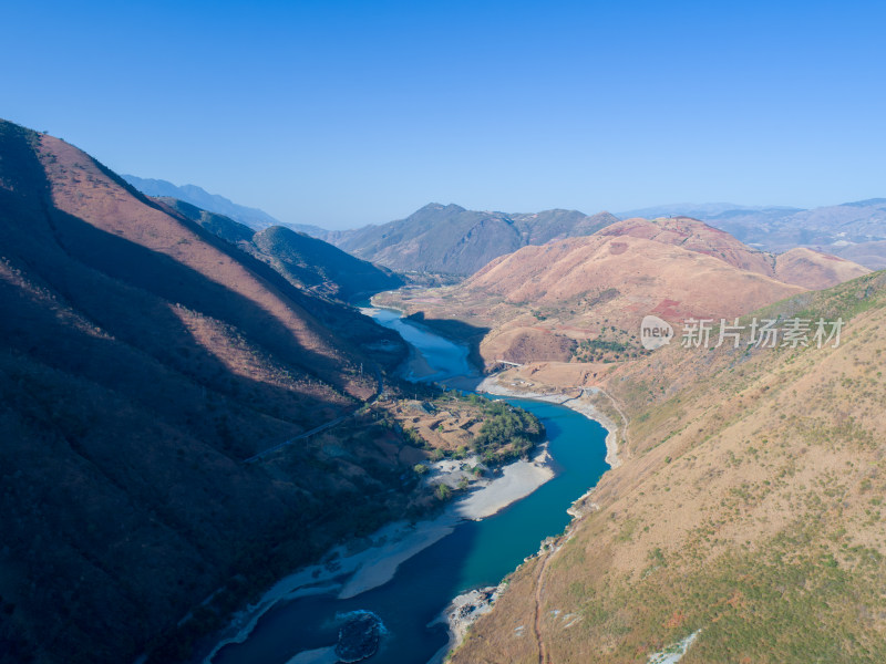 山间河流蜿蜒流淌的航拍风光