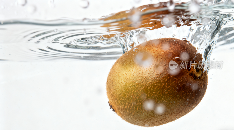 猕猴桃入水瞬间特写