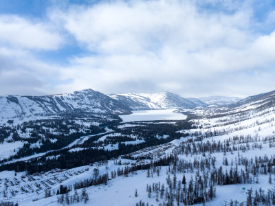 新疆喀纳斯雪景神仙湾冰河晨雾雪山森林雾凇