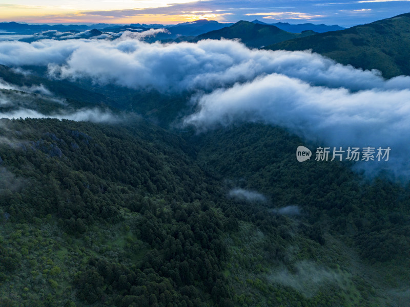 高山云海日落晚霞航拍摄影图