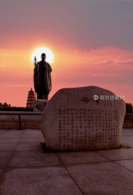 西安大雁塔玄奘塑像夕阳下僧人的剪影画面