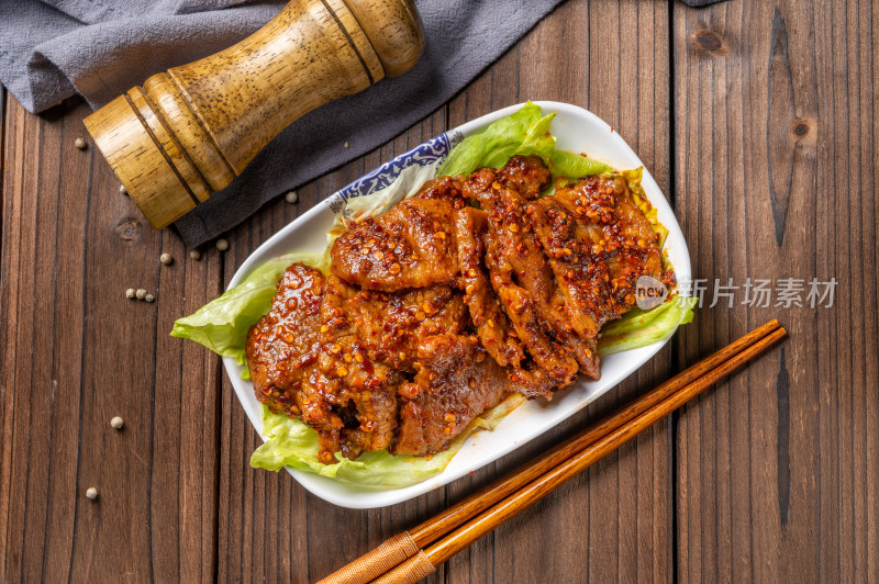 盘中美味的麻辣牛肉