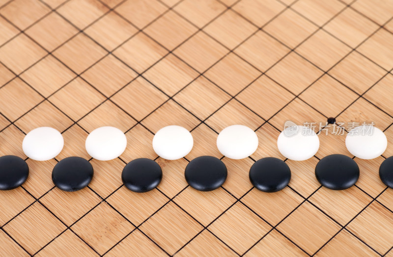 棋盘上两排围棋子