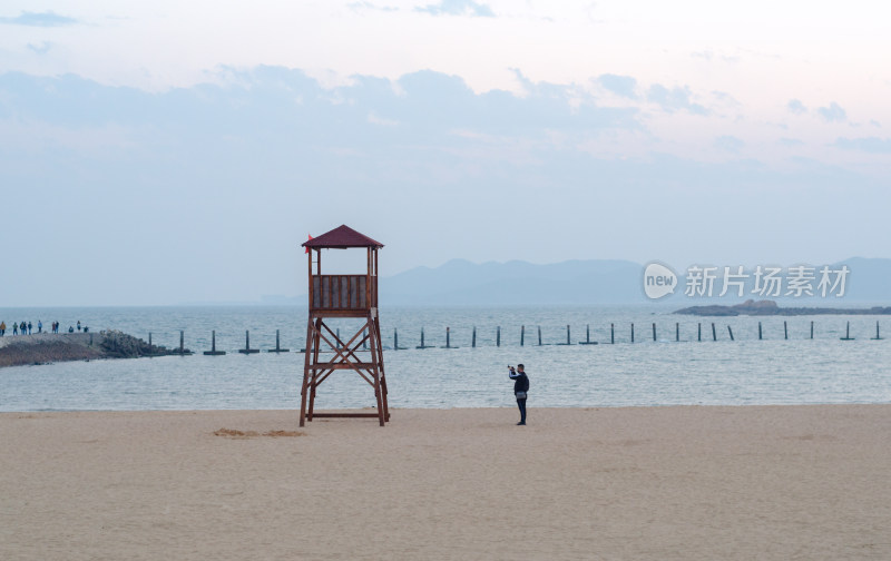 青岛第二海水浴场瞭望塔，摄影师正拍照