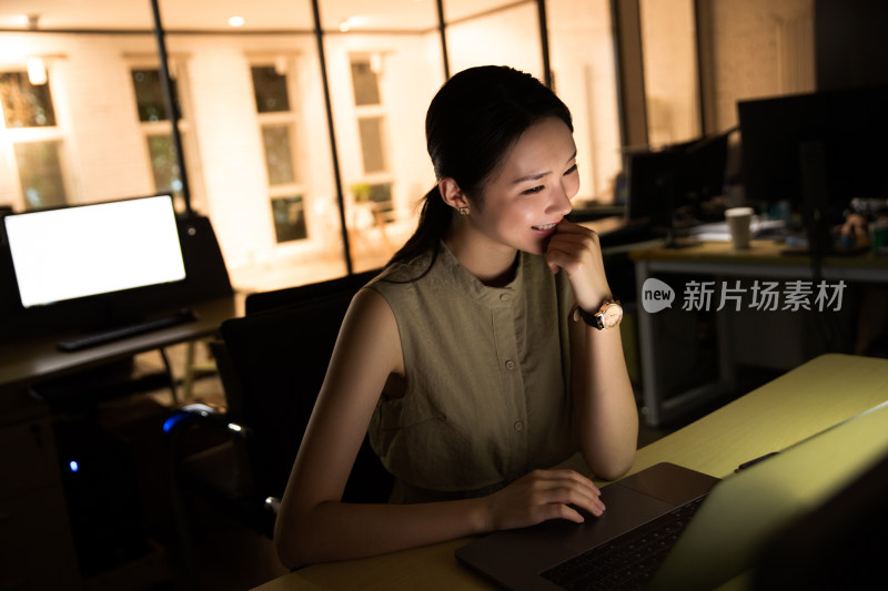 在办公室加班的年轻女士