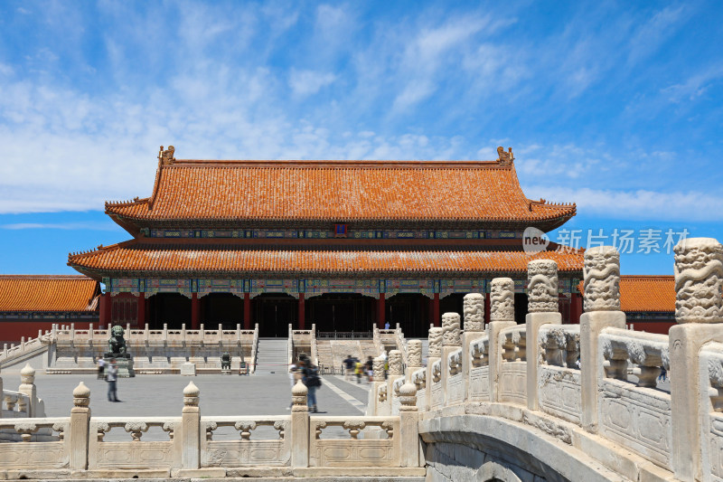 蓝天白云下的故宫太和殿古建筑与栏杆