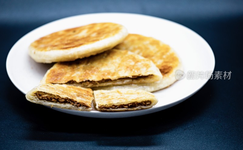 白色盘中的牛肉馅饼特写