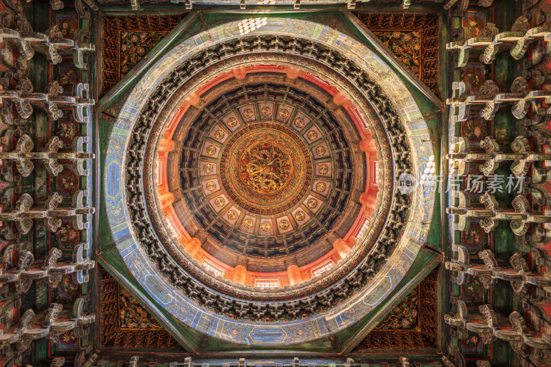 紫禁城故宫御花园万春亭蟠龙藻井光影光束