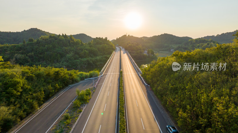 高速跨过湖泊