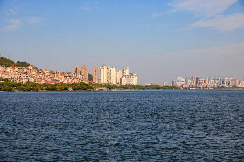 黄石磁湖景区城市风光，眺望城市天际线