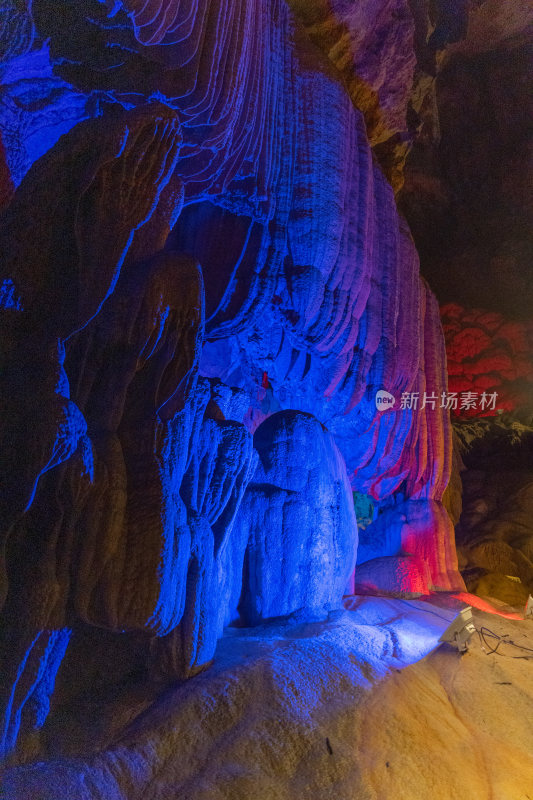 广西桂林岩溶地貌溶洞-灯光照射的钟乳石