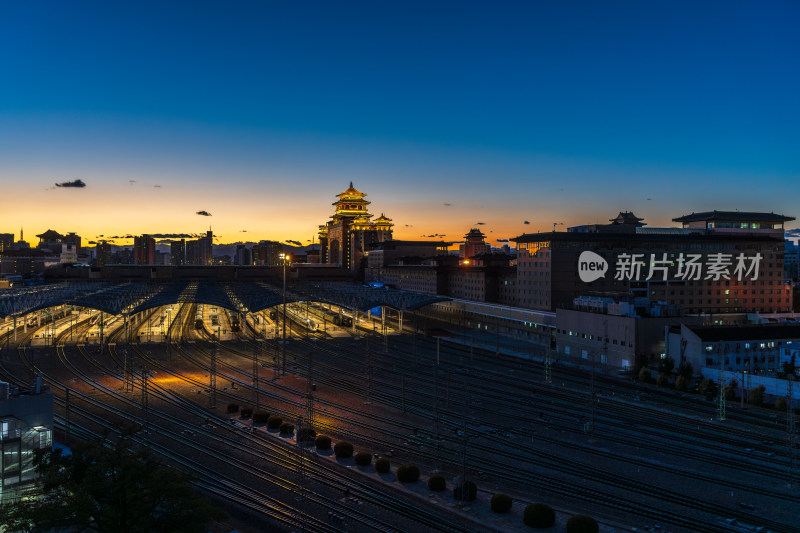 北京西站 黄昏下的交通枢纽盛景