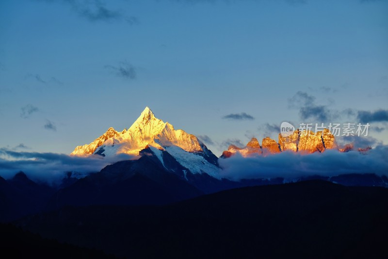 清晨日照金山风景