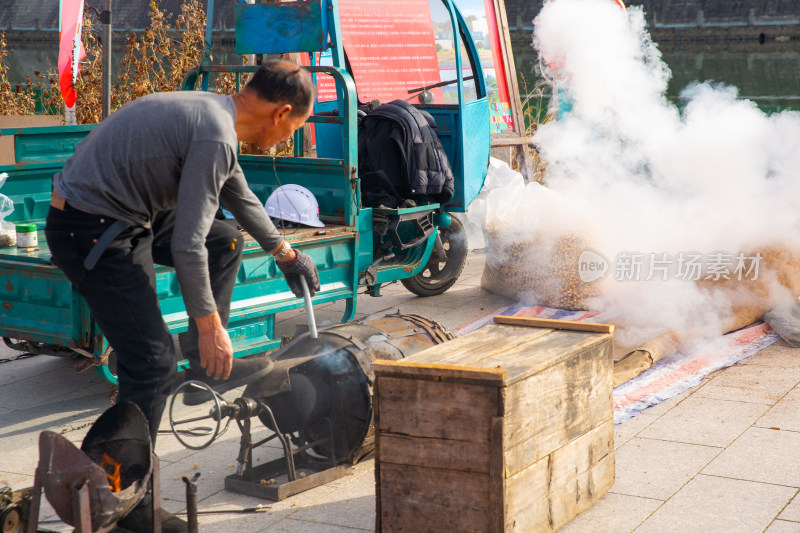 男子操作机器制作传统爆米花