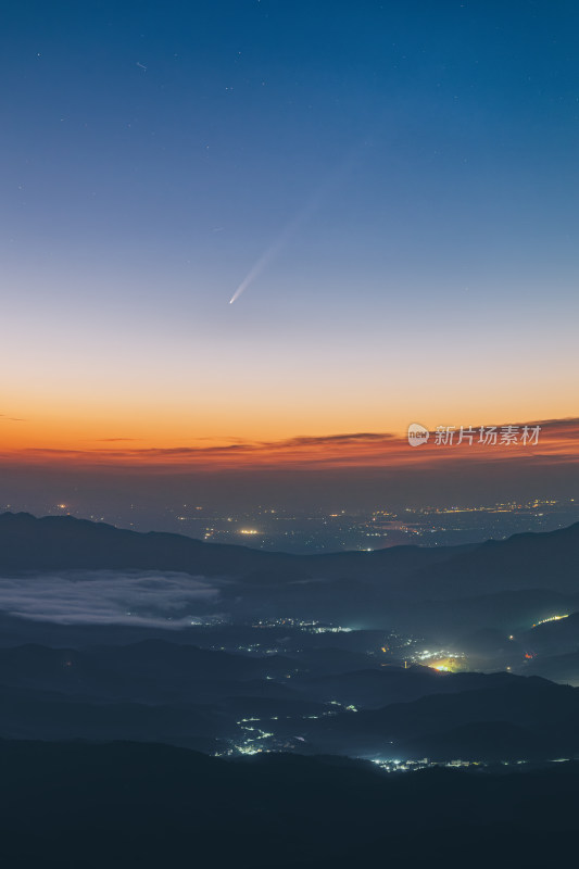 来宾双髻山晨光中的紫金山-阿特拉斯彗星