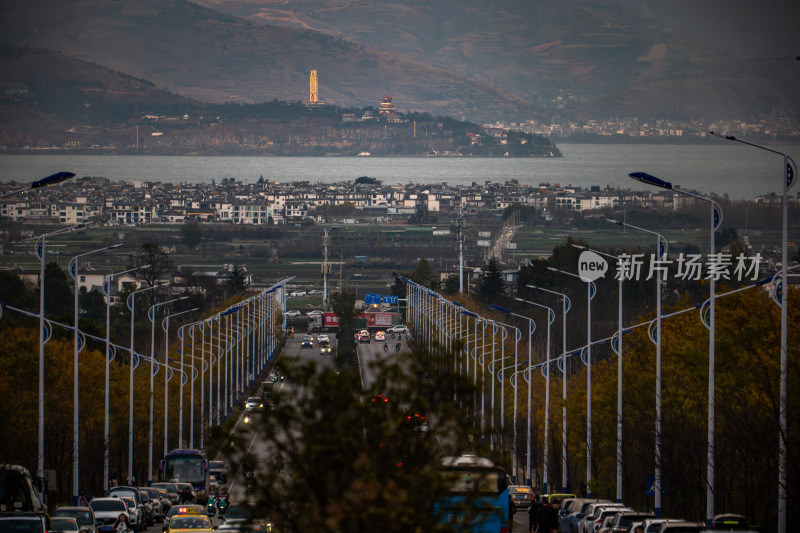 城市道路车流与湖景远景