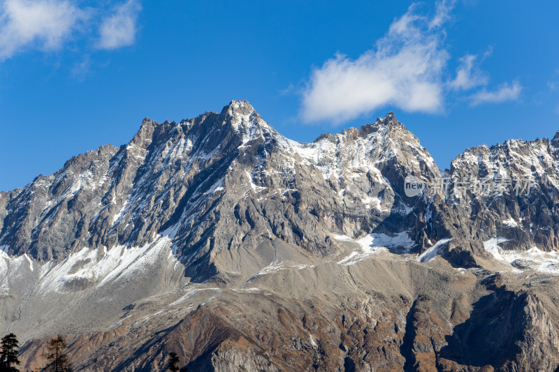 四姑娘山双桥沟景区雪山晴空蓝天白云