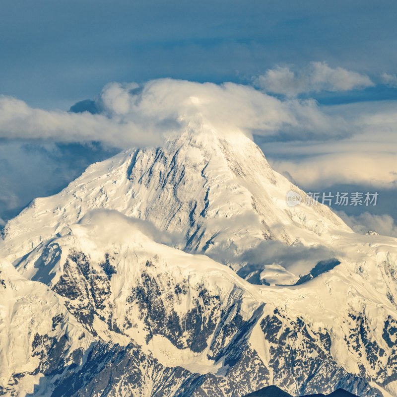 贡嘎雪山主峰图