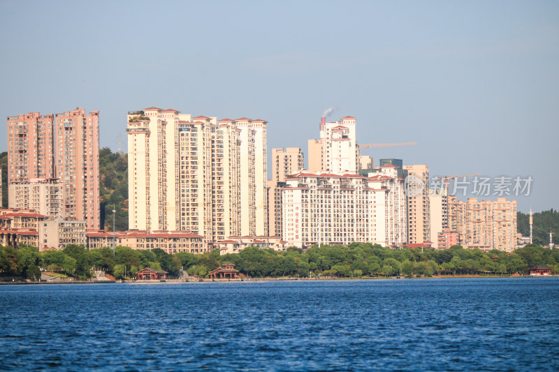 黄石磁湖景区城市风光，眺望城市天际线