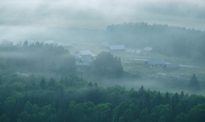 晨雾中的新疆禾木村风景