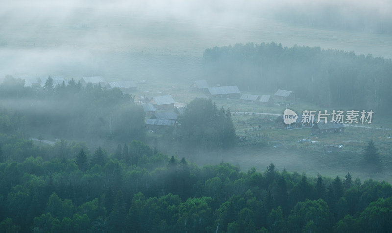 晨雾中的新疆禾木村风景