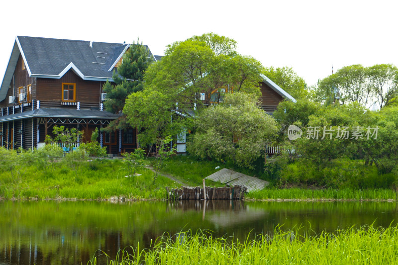 湖畔旁的木屋建筑风景