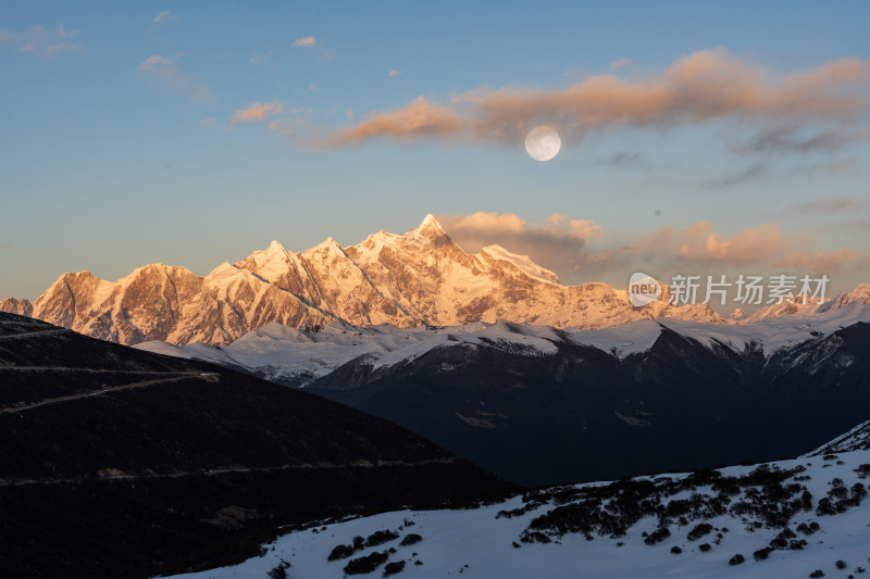 西藏林芝南迦巴瓦日照金山风景