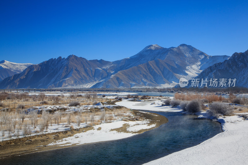 中国西藏冬季拉萨河雪景及拉萨河大桥